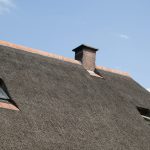 Dakramen en schoorsteen afwerking rieten dak